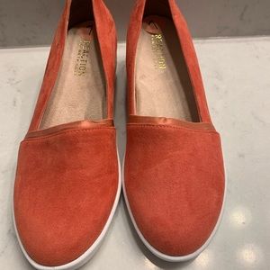 NWT, no box Kenneth Cole reaction Fay Sneaker wedge in Red. Size 7